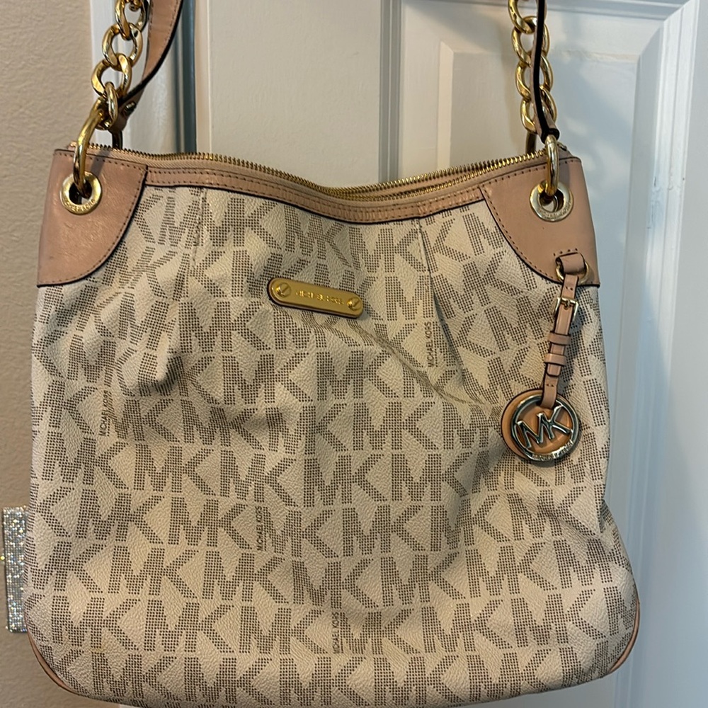 Micheal kors hobo bag barely used only special occasions . Smoke free home .
